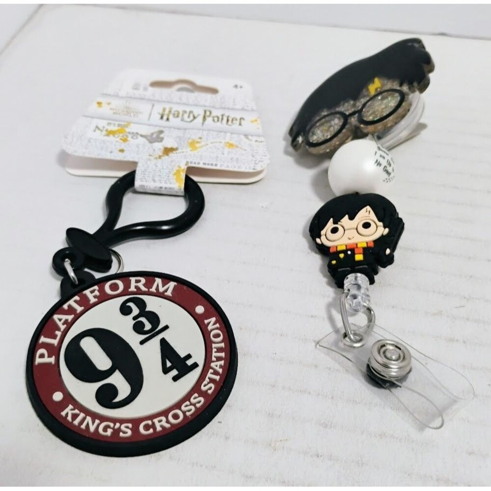 HARRY POTTER SWAG LOT NEW 9 ¾ PLATFORM KEY CHAIN & RETRACTABLE BADGE REEL